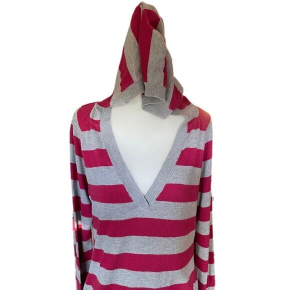 ❣️5/$50 Tommy Hilfiger Hooded Striped Vneck sweater, gray with fuschia stripes - Picture 1 of 2